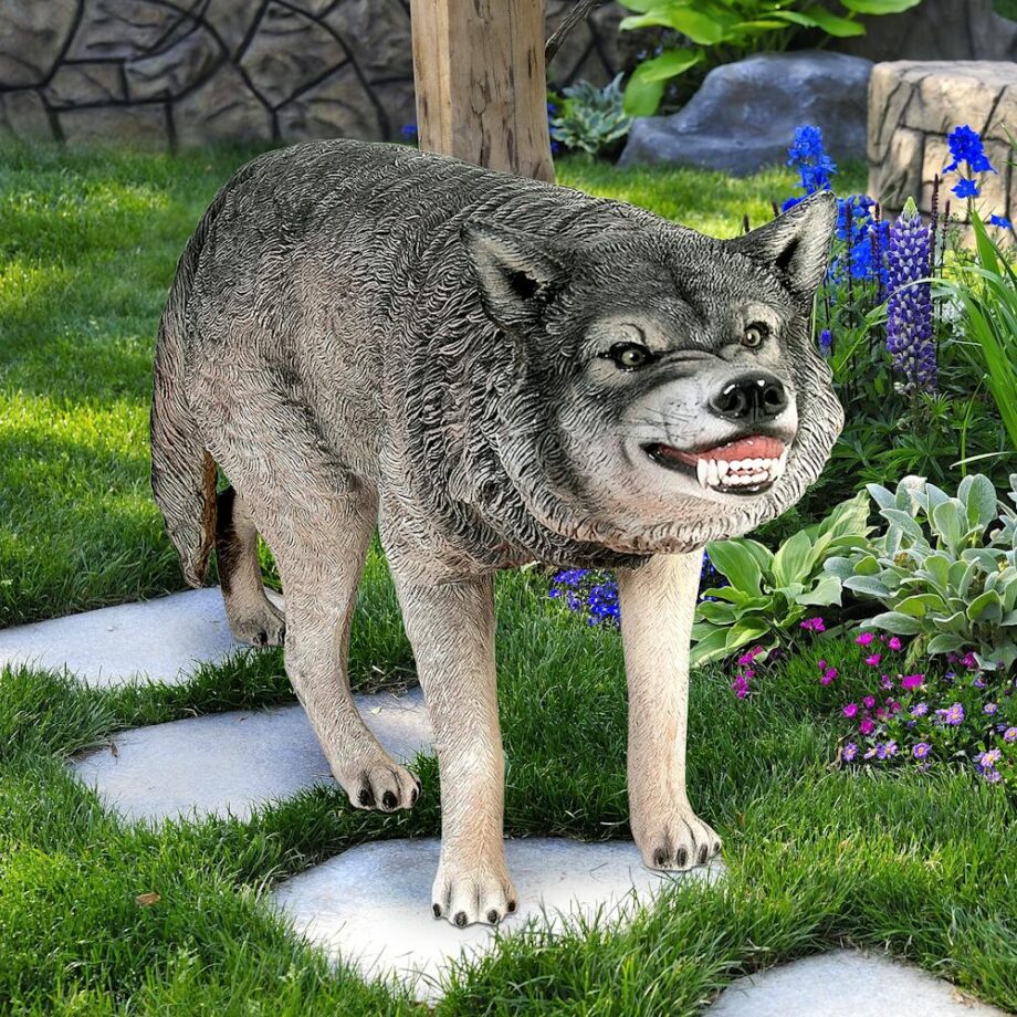 Call of the Wild: Growling Gray Wolf Statue NE100096