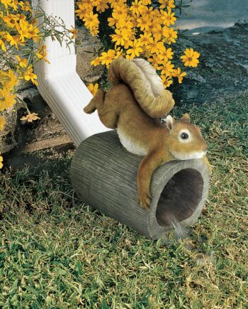 Crash the Squirrel Gutter Guardian Downspout Statue QM2869000