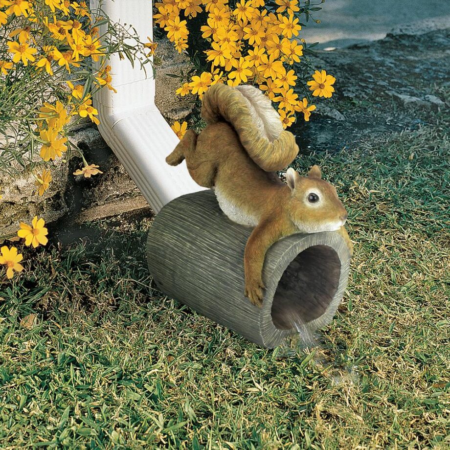 Crash the Squirrel Gutter Guardian Downspout Statue QM2869000