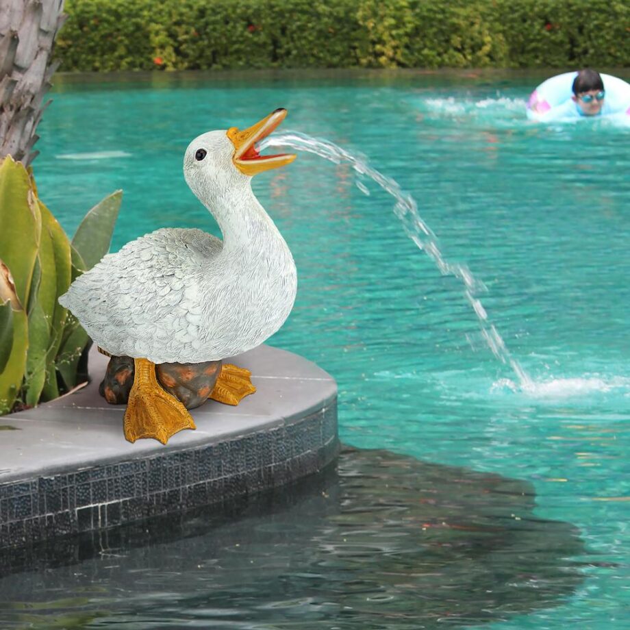 Darnell the Duck Spitter Piped Statue QM2855000