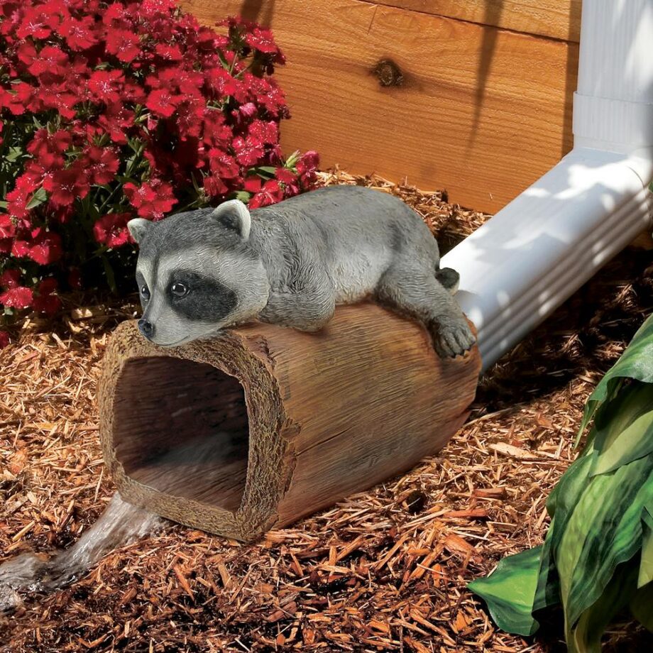 Raider the Raccoon Gutter Guardian Downspout Statue QM13071