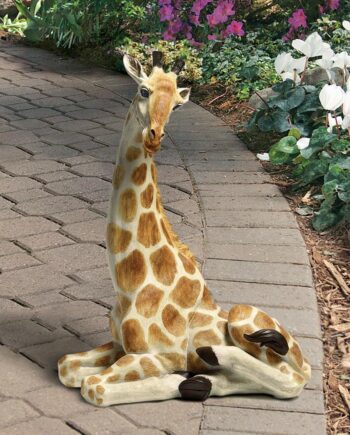 Zari the Resting Giraffe Statue: Large EU1015