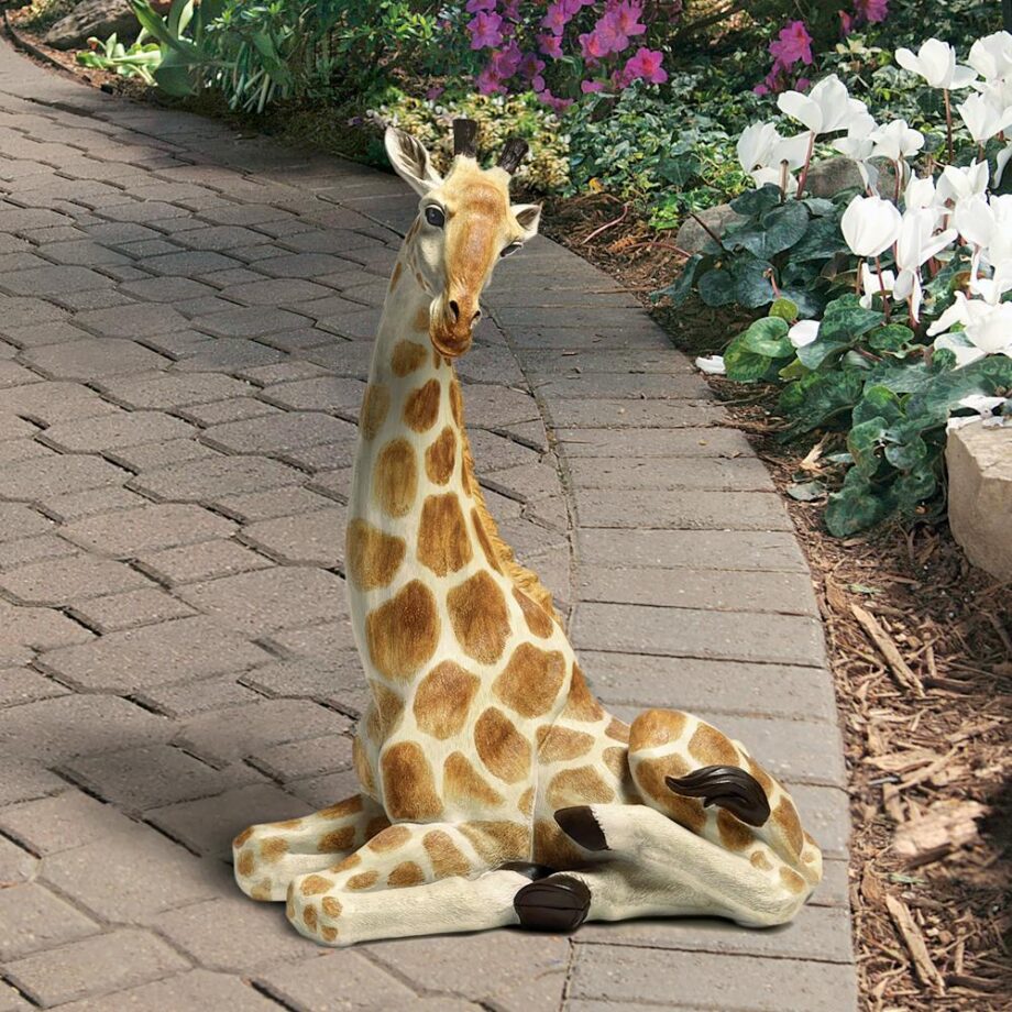 Zari the Resting Giraffe Statue: Large EU1015